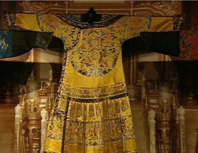 小伙拿"龙袍"上节目,称捡漏得来,专家:是不是从博物馆偷的?