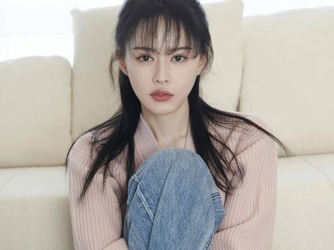 云千千少女感十足,初秋大片清新自然,粉色毛衣更显亲和气质