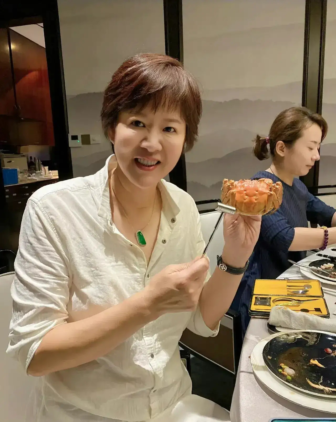 郎平吃饭暴露了项链的价值真是成功人士认真打扮的郎平变洋气