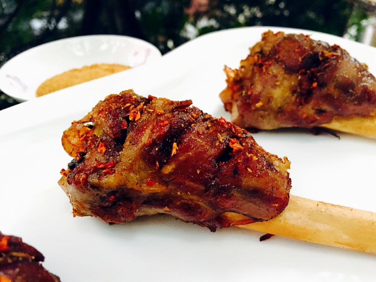 可以吸骨髓的烤羊小腿味道十足不膻不柴吃起来贼巴适