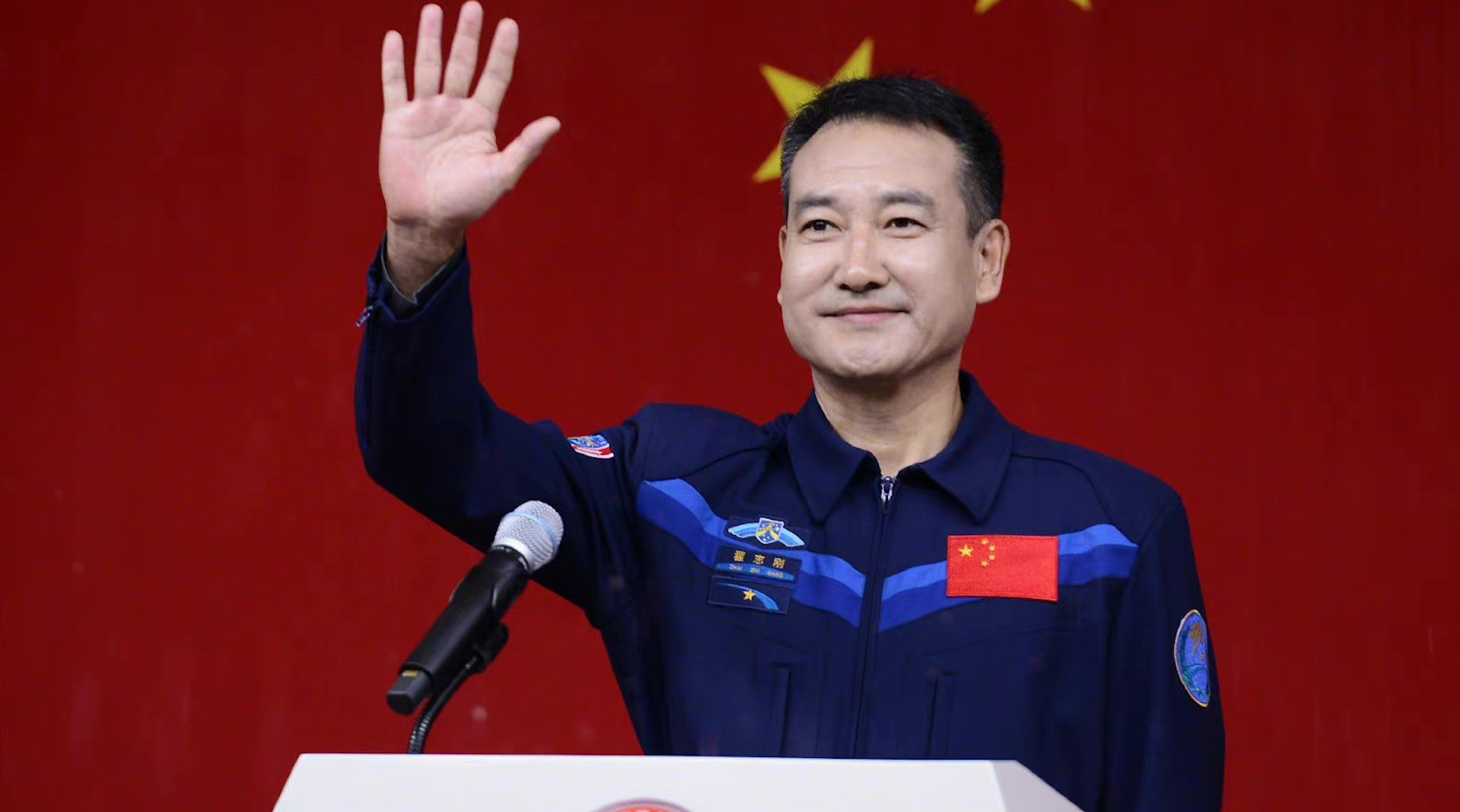 翟志刚回忆13年前首次出舱:手持五星红旗太空漫步