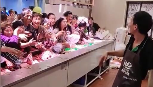 湖南大爷大妈们伸长手臂疯狂抢购猪肉,得知肉价网友不淡定了休闲区蓝鸢梦想 - Www.slyday.coM