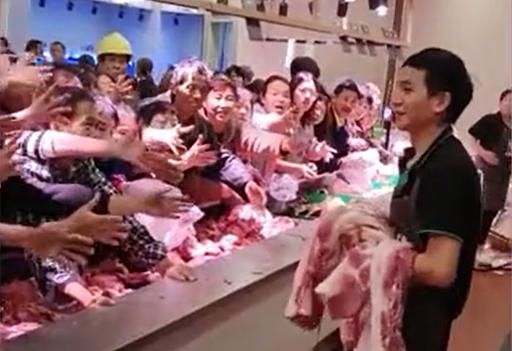 湖南大爷大妈们伸长手臂疯狂抢购猪肉,得知肉价网友不淡定了休闲区蓝鸢梦想 - Www.slyday.coM