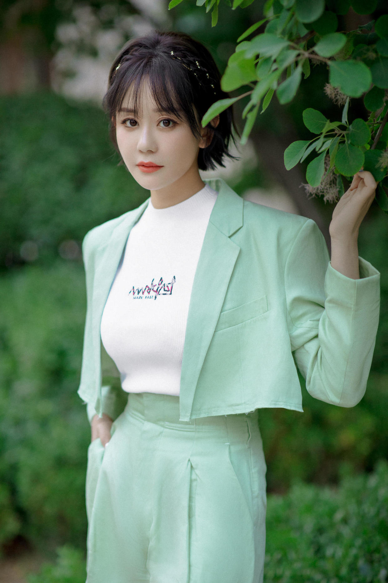 海陆才是腿精的代表穿亮片上衣配丝绒短裤笔直双腿好显眼