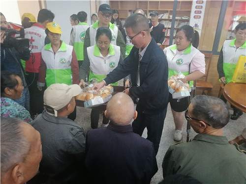 株木村的孤寡老人,留守老人,送去了健康与慰问品,巴德船长步行街店为