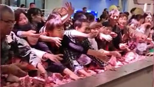 湖南大爷大妈们伸长手臂疯狂抢购猪肉,得知肉价网友不淡定了休闲区蓝鸢梦想 - Www.slyday.coM