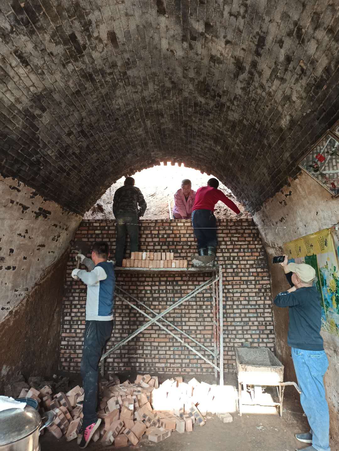 10月13日，北枣园村村民正在重建窑洞。新京报记者吴梦真摄