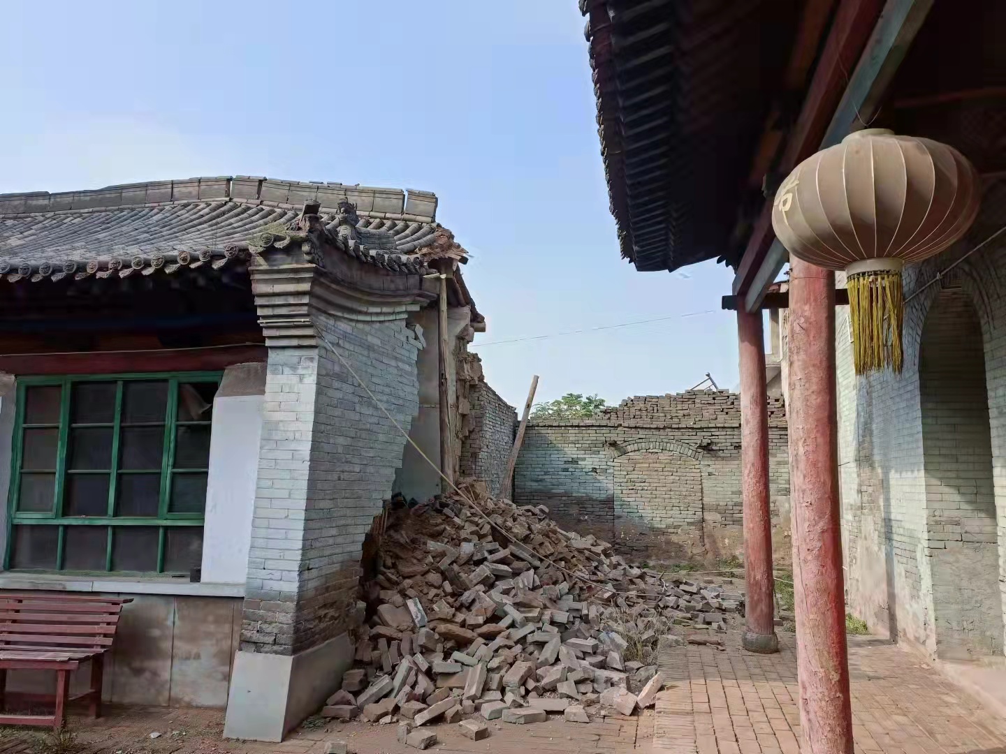平遥县某古村一佛堂配殿坍塌。新京报记者 吴采倩 摄
