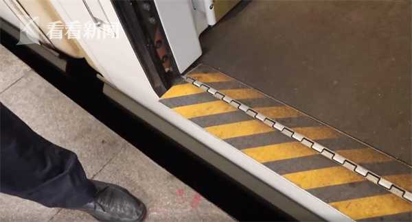 在上下车的过程当中,要尤其注意列车与站台之间的间隙,特别是要看护好