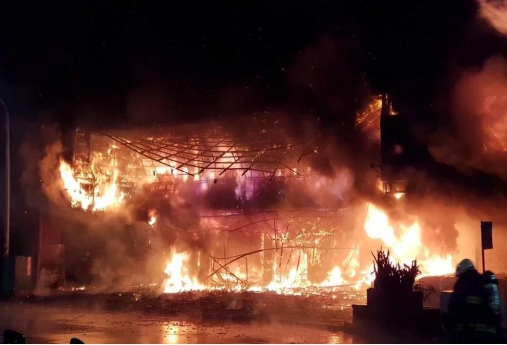 高雄一12层建筑凌晨突发大火，整栋大楼被火海吞噬，现场不断传出尖叫休闲区蓝鸢梦想 - Www.slyday.coM