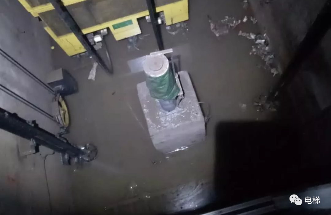 电梯底坑积水没处理小区物业被罚3万元