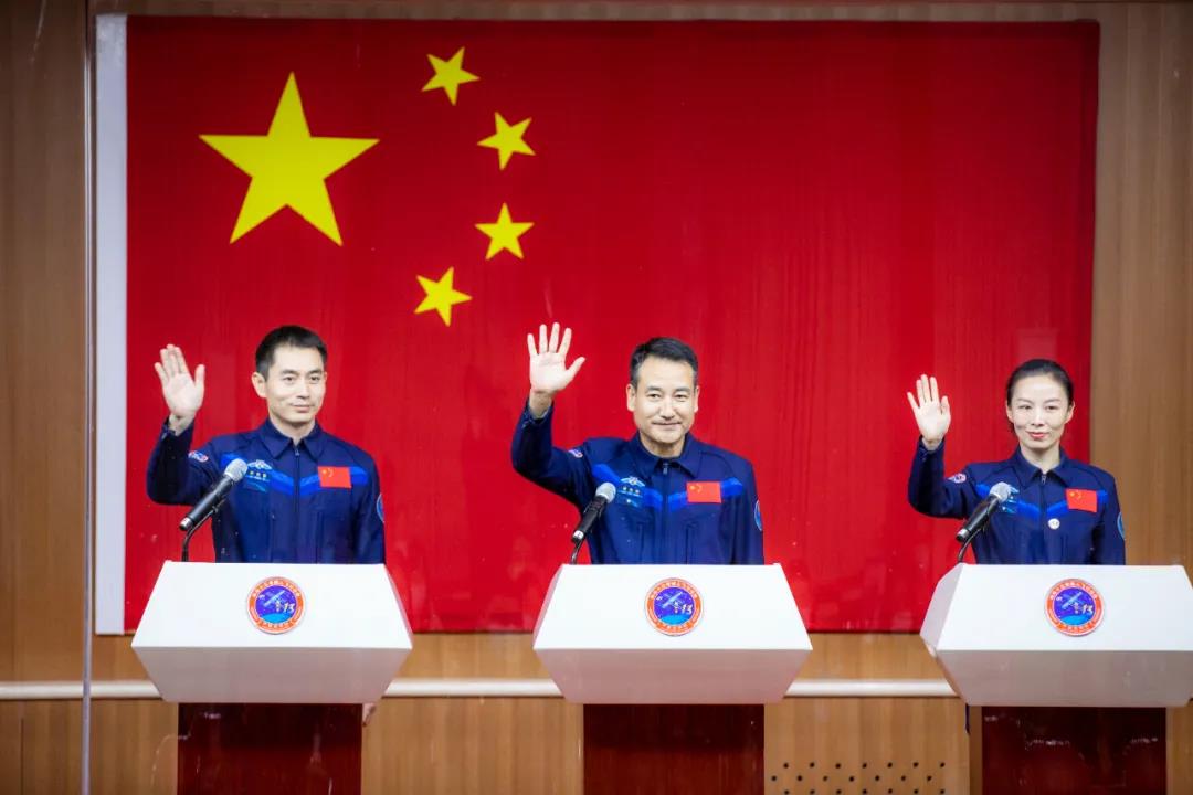 神舟十三号载人飞行任务航天员集体亮相。图源：中国载人航天工程办公室