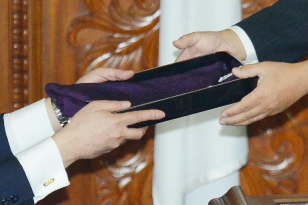 ▲资料图片：包着解散诏书的紫色袱纱包，由官房长官交给众议院事务总长。（日本经济新闻资料图片）