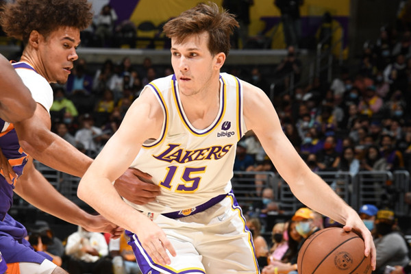 里维斯表示自己有模仿英格尔斯的风格