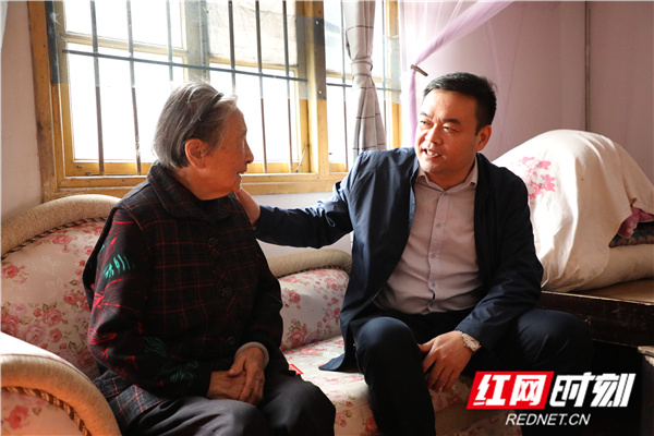 江华吴军臣走访慰问离退休老同志