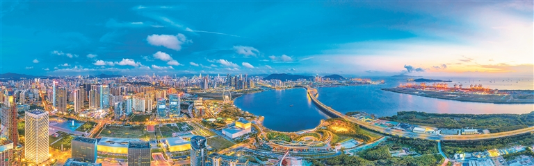 俯瞰夜幕下的前海深港现代服务业合作区,灯火阑珊,城市夜景美不胜