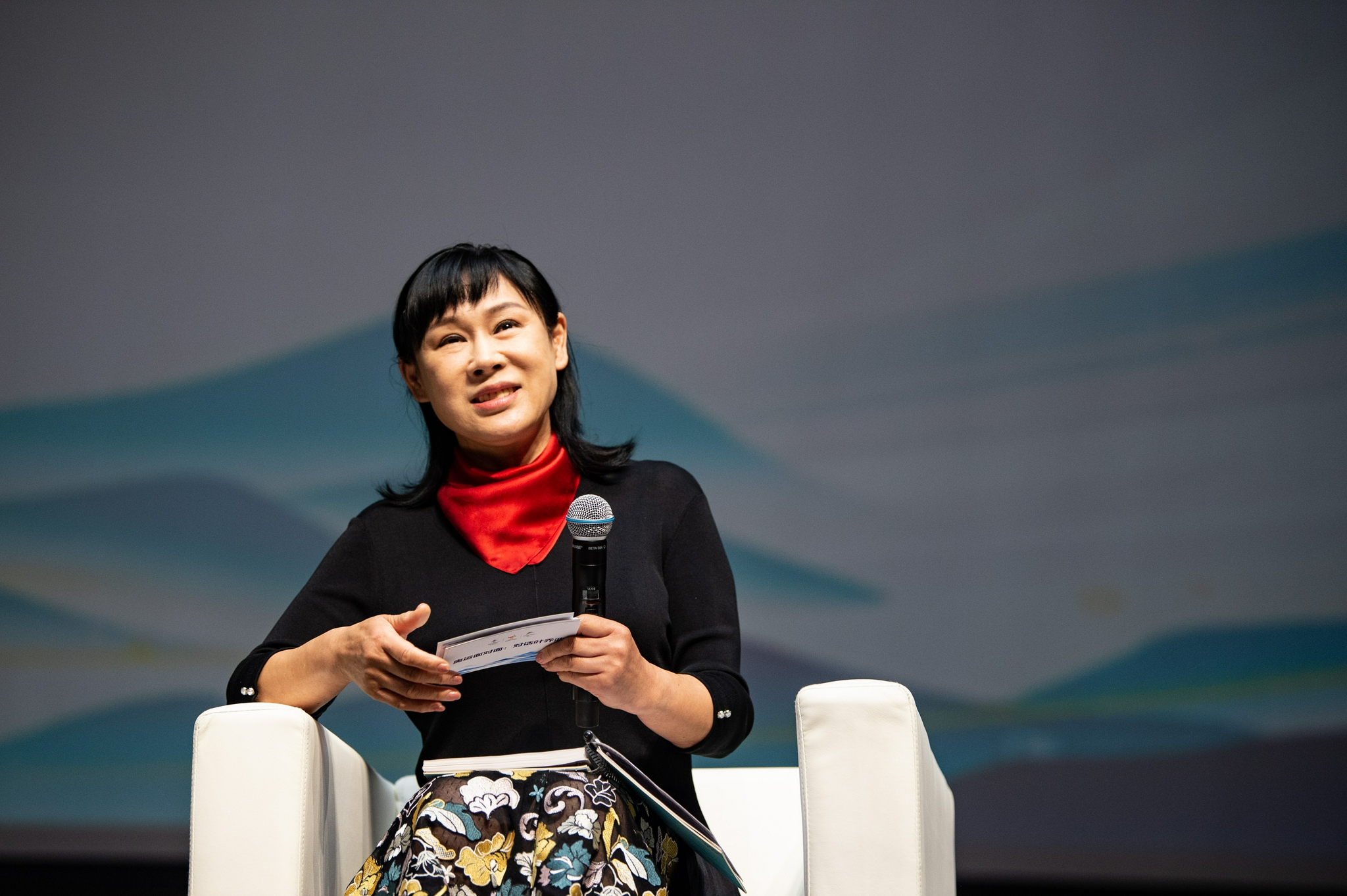 10月14日,中国首枚冬奥会奖牌获得者叶乔波在动员会上进行分享.