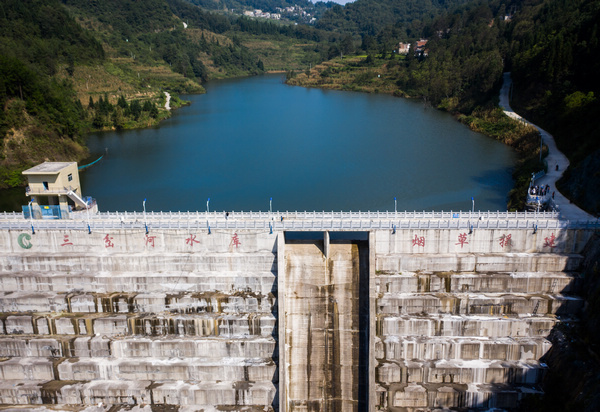 烟草援建的三岔河水库. 龙永摄