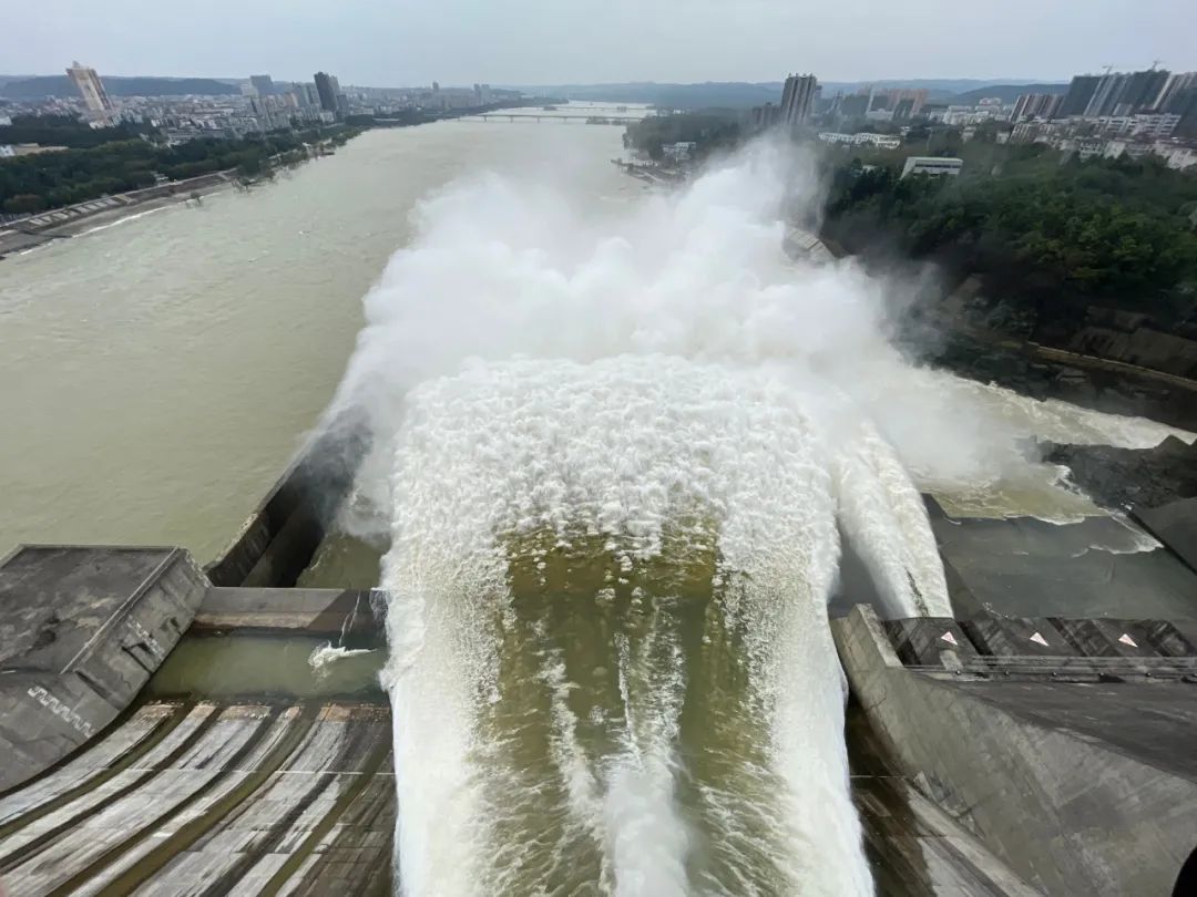 丹江口水库泄洪.苏南/摄