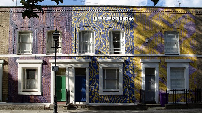普拉达在伦敦用多色Jacquard印花装饰建筑
