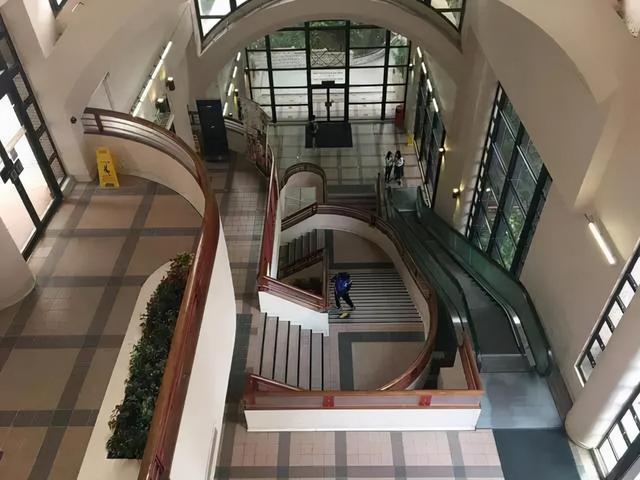 富家女爱上穷小子,庄月明陪李嘉诚从无到有,却在元旦离奇死亡