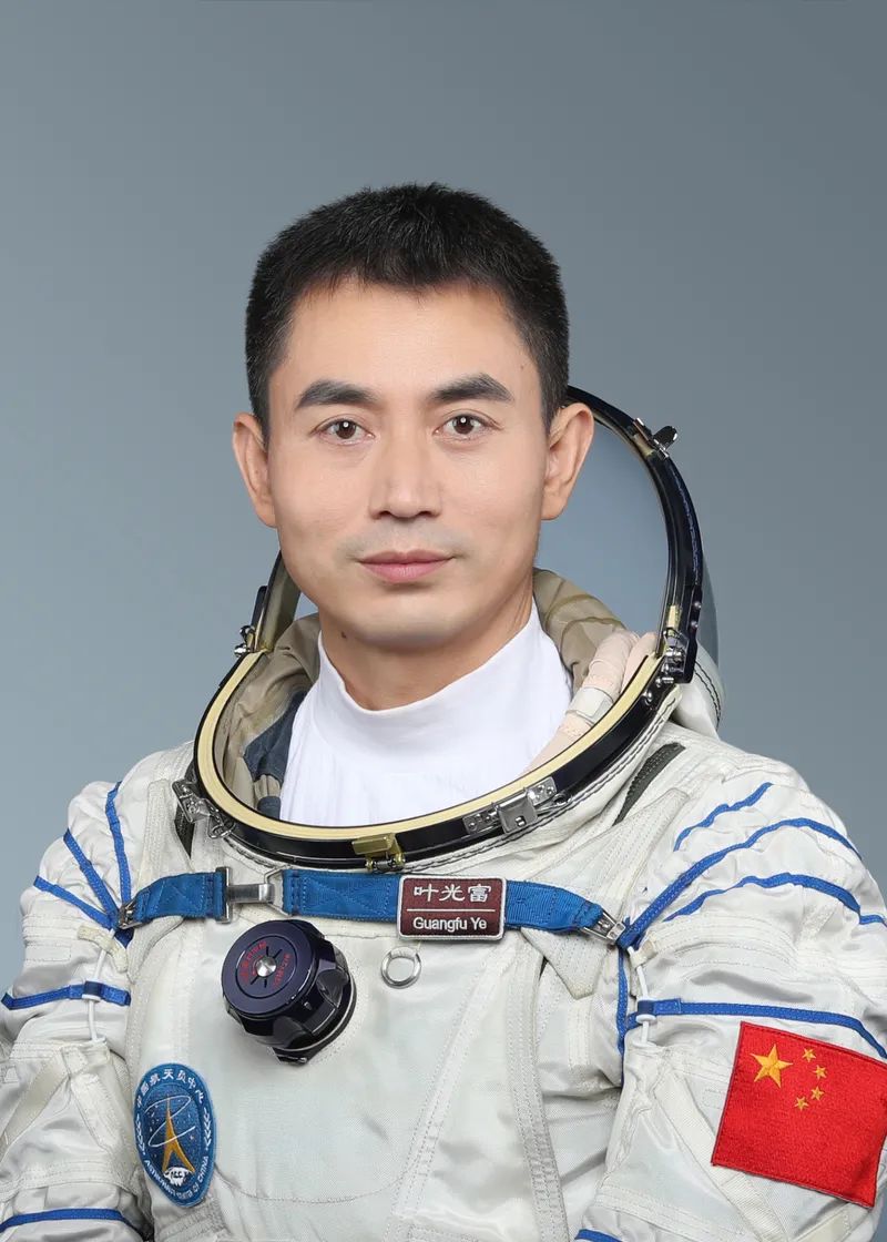 热搜第一！中国空间站首位女航天员是位“80后”，17岁成为飞行员，要为女儿摘星星休闲区蓝鸢梦想 - Www.slyday.coM