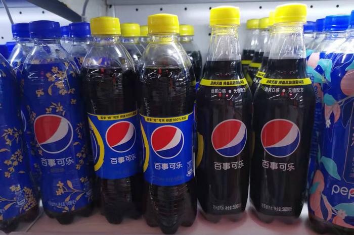 图为超市里售卖的百事可乐。 中新网记者 谢艺观 摄