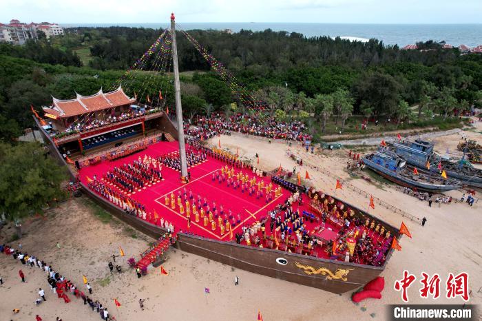 妈祖海祭大典在巨船造型的深澳底海神祭坛上举行。　王东明 摄