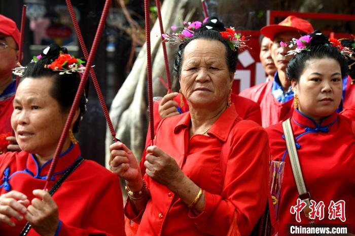 妈祖信众上香祈福。　王东明 摄