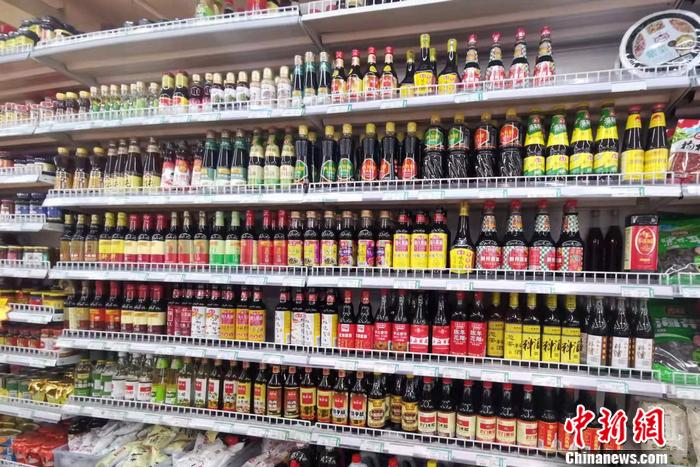 图为超市内的调味品区。 中新网记者 谢艺观 摄
