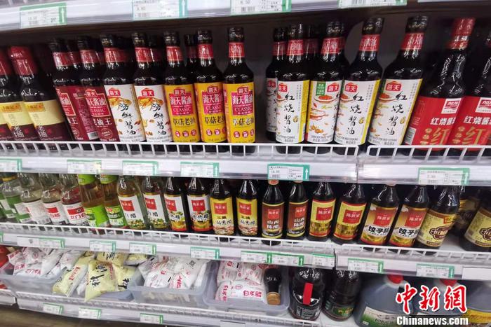 超市内的部分海天产品。 中新网记者 谢艺观 摄