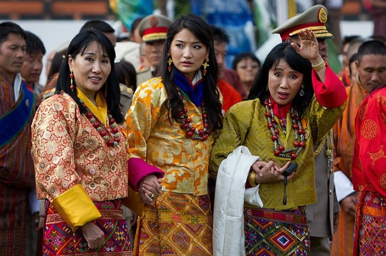 不丹90后王后结婚10年童话爱情生俩娃伺候5个太后日常爱穿民族风