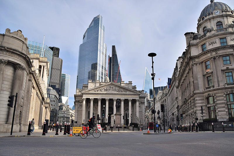 英国伦敦金融城的皇家交易所和英格兰银行，图自视觉中国