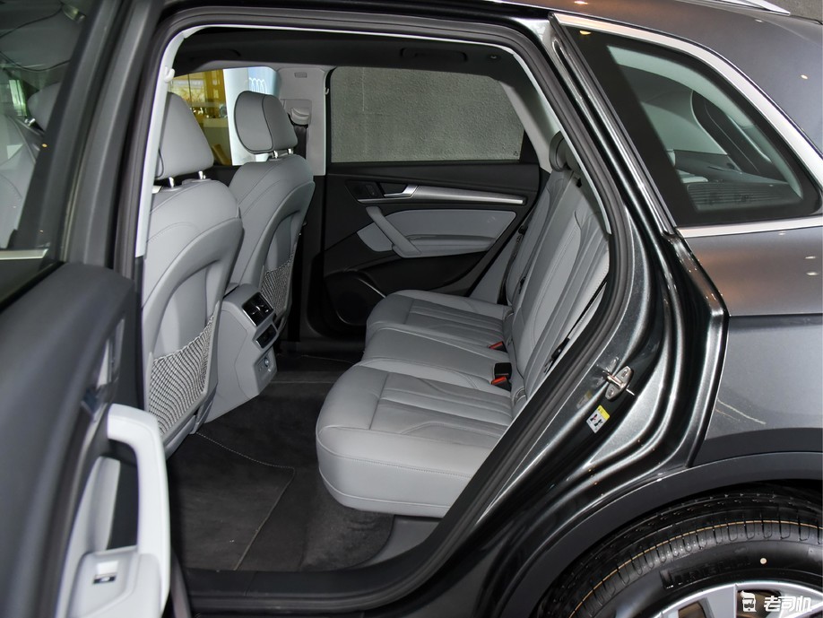 奥迪q5l 2021款 40 tfsi 豪华动感型的后排空间表现不错,较大的乘坐