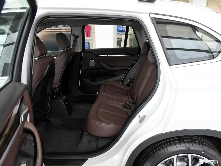 宝马x1 2021款 改款 xdrive25li 尊享型的后排空间还算宽敞,头部和