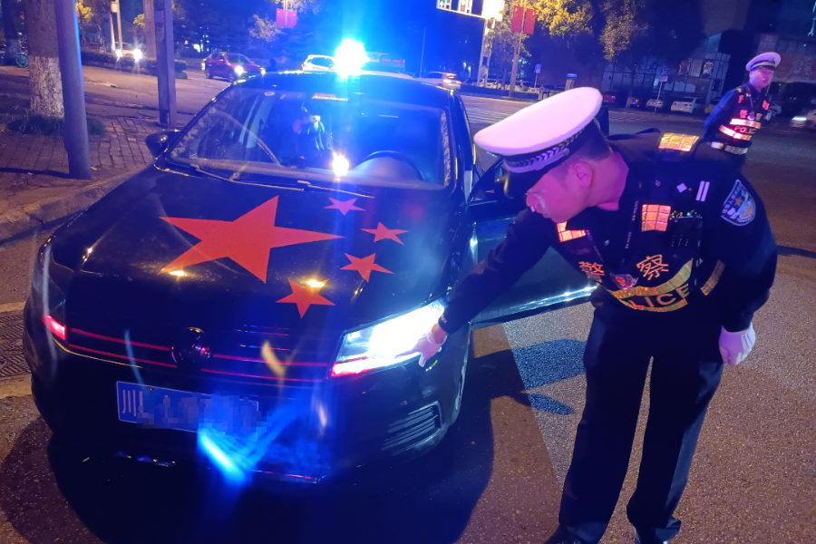 非法改装车很拉风乐山交警抓的就是你