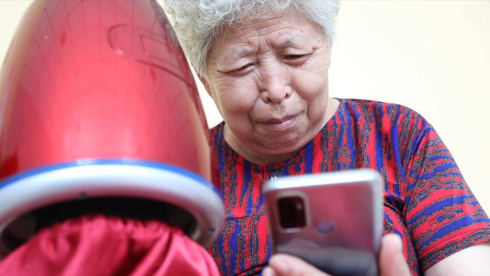 "银发低头族"日益增加 他们为何沉迷"刷手机"?