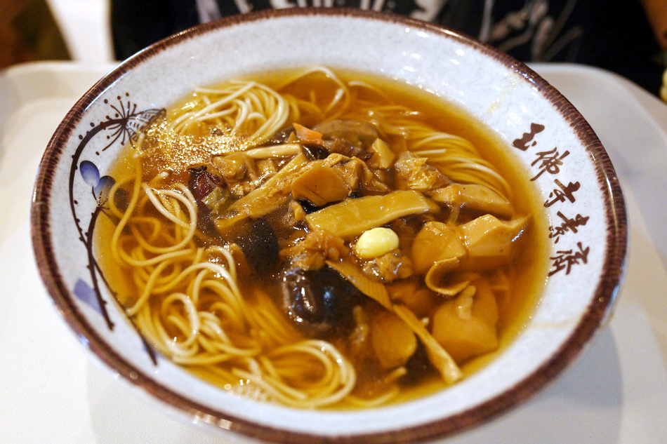 城事上海玉佛寺情暖重阳节吃长寿面领重阳糕看梵乐演出