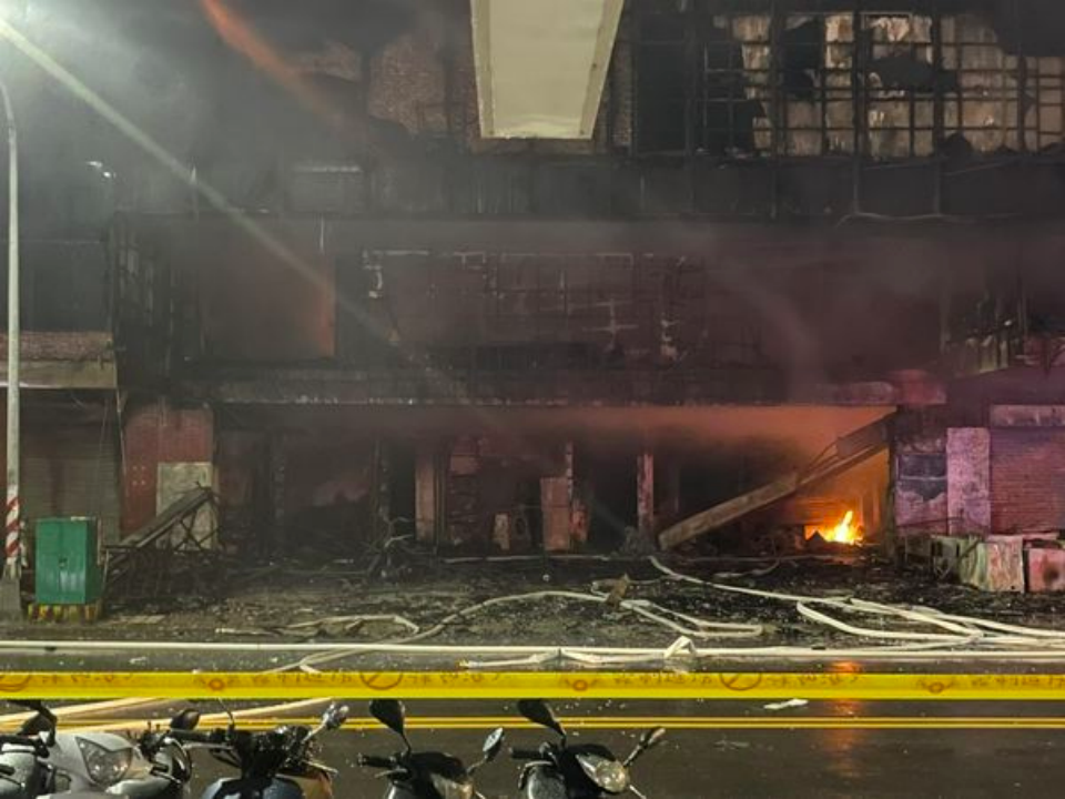 高雄市“城中城”大楼发生大火，现场一片废墟。图自台媒