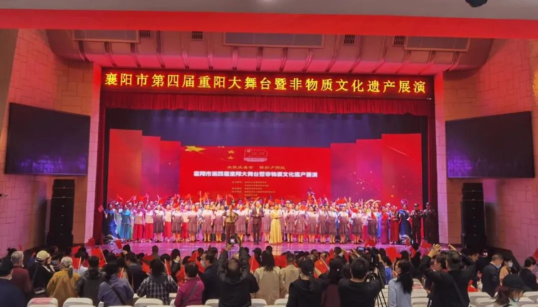 襄阳市第四届重阳大舞台暨非物质文化遗产展演现场 疫情尚未结束,防疫
