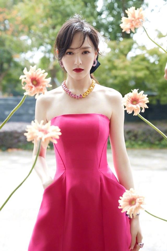 唐嫣粉色露肩礼服蝴蝶结是亮点女王范十足