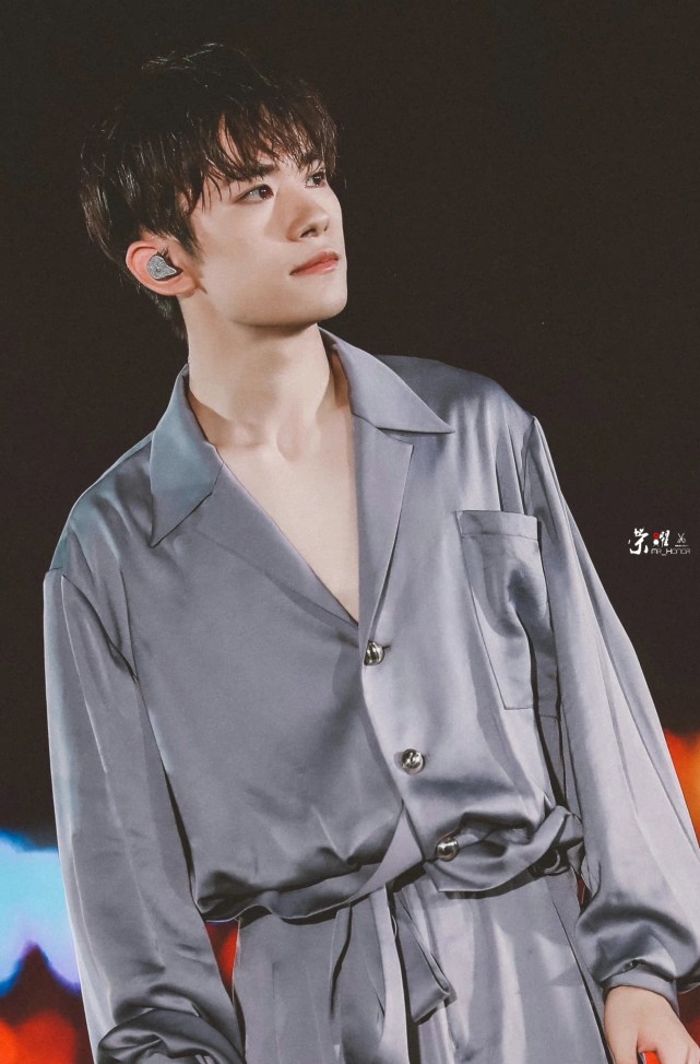 易烊千玺又理寸头小北再现却多了不一样的味道越来越有男人味