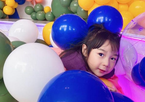 30岁何姿晒4岁女儿萌照圆圆的小脸蛋像妈妈冲镜头微笑超可爱