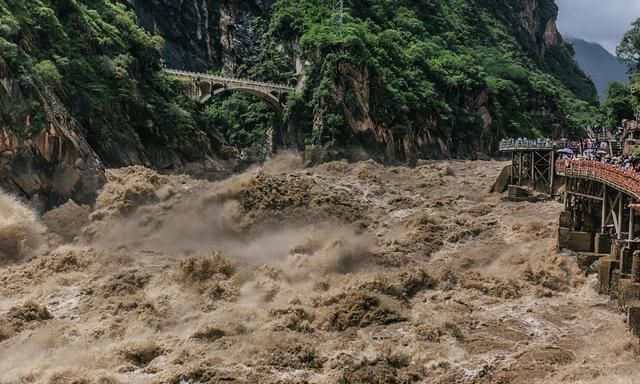 「荐读」且行且珍惜|暴雨山洪裹挟泥石流将倾覆多少职场危崖|疫情