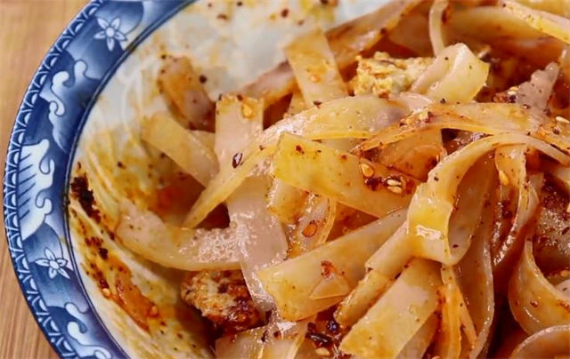 陕西特色小吃擀面皮,配方技巧详细告诉你,以前都做错了|擀面皮|面筋|