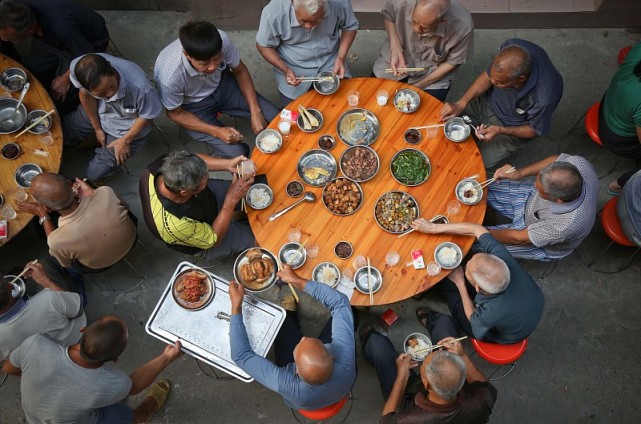 中国餐桌上的10大礼仪您了解多少值得每个人学习老传统别丢