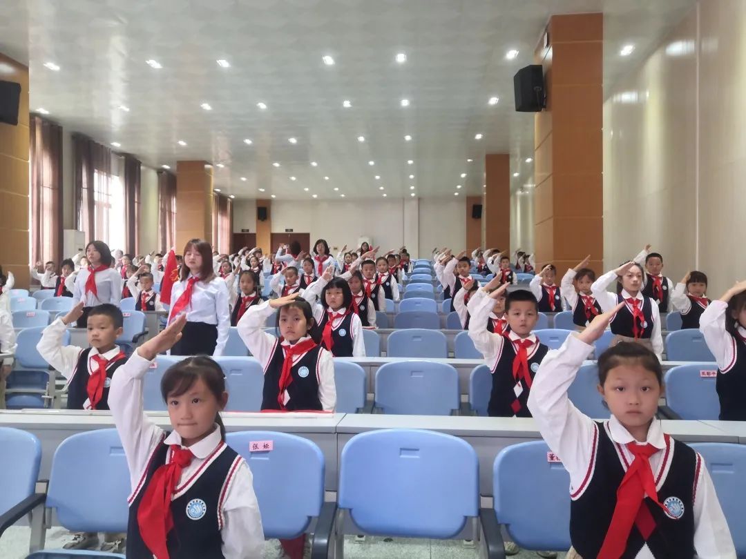 南充市西河路小学举行庆祝少先队建队72周年暨新队员入队仪式