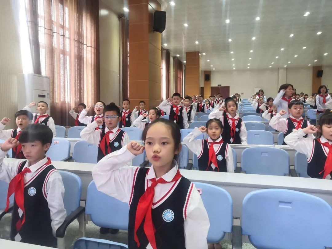 南充市西河路小学举行庆祝少先队建队72周年暨新队员入队仪式