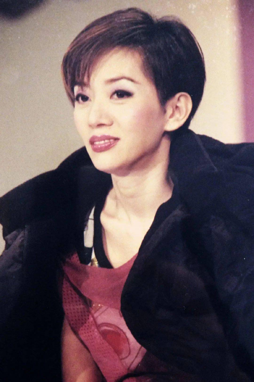 梅艳芳要举办演唱会了,11月6日开始,她将在红馆举办4场"梅艳芳经典