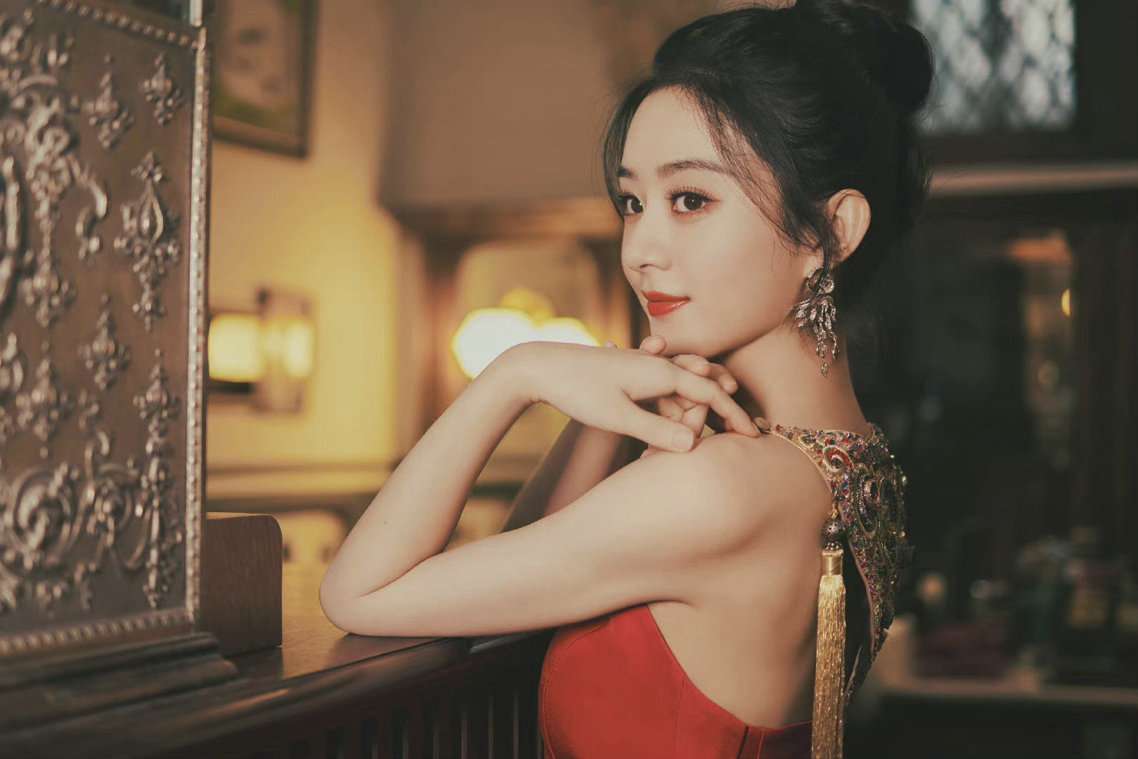 赵丽颖| 红色露背裙搭配丸子头,复古又可爱的明艳女明星